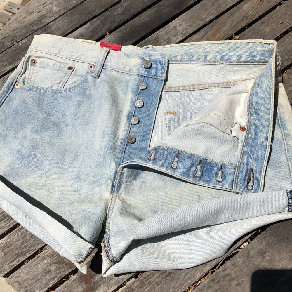 SALE! NWT Levi’s 501 Cutoff High Waisted Shorts - Picture 2 of 7